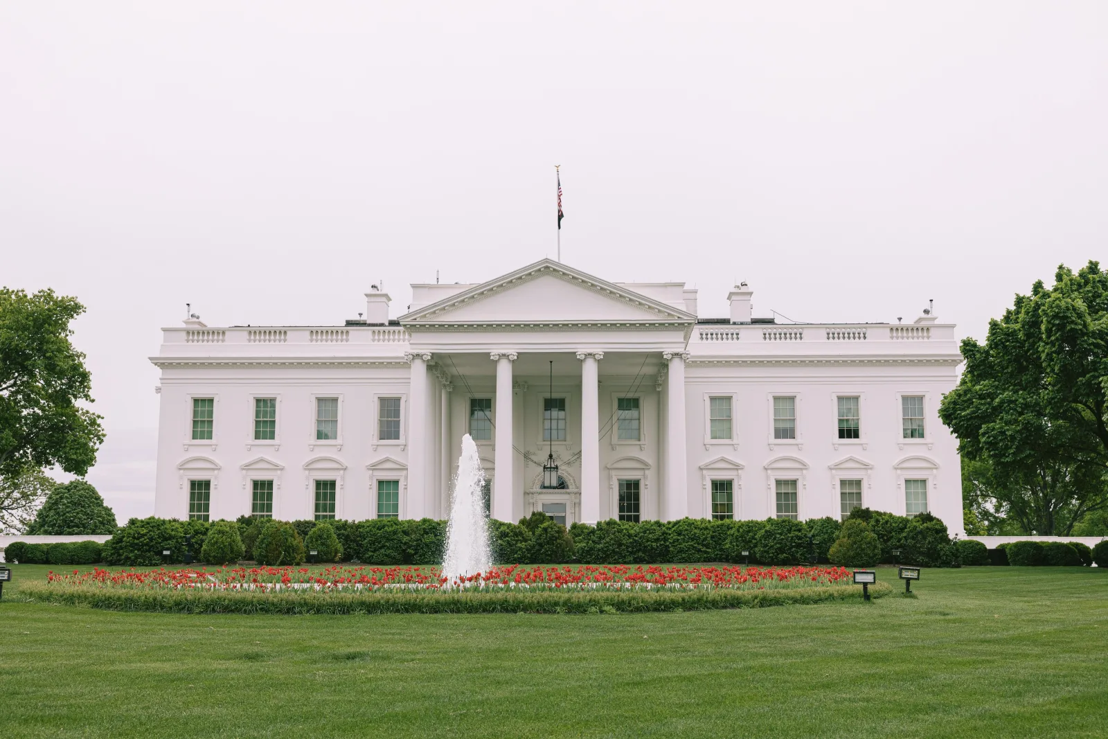 The White House north lawn and fountain