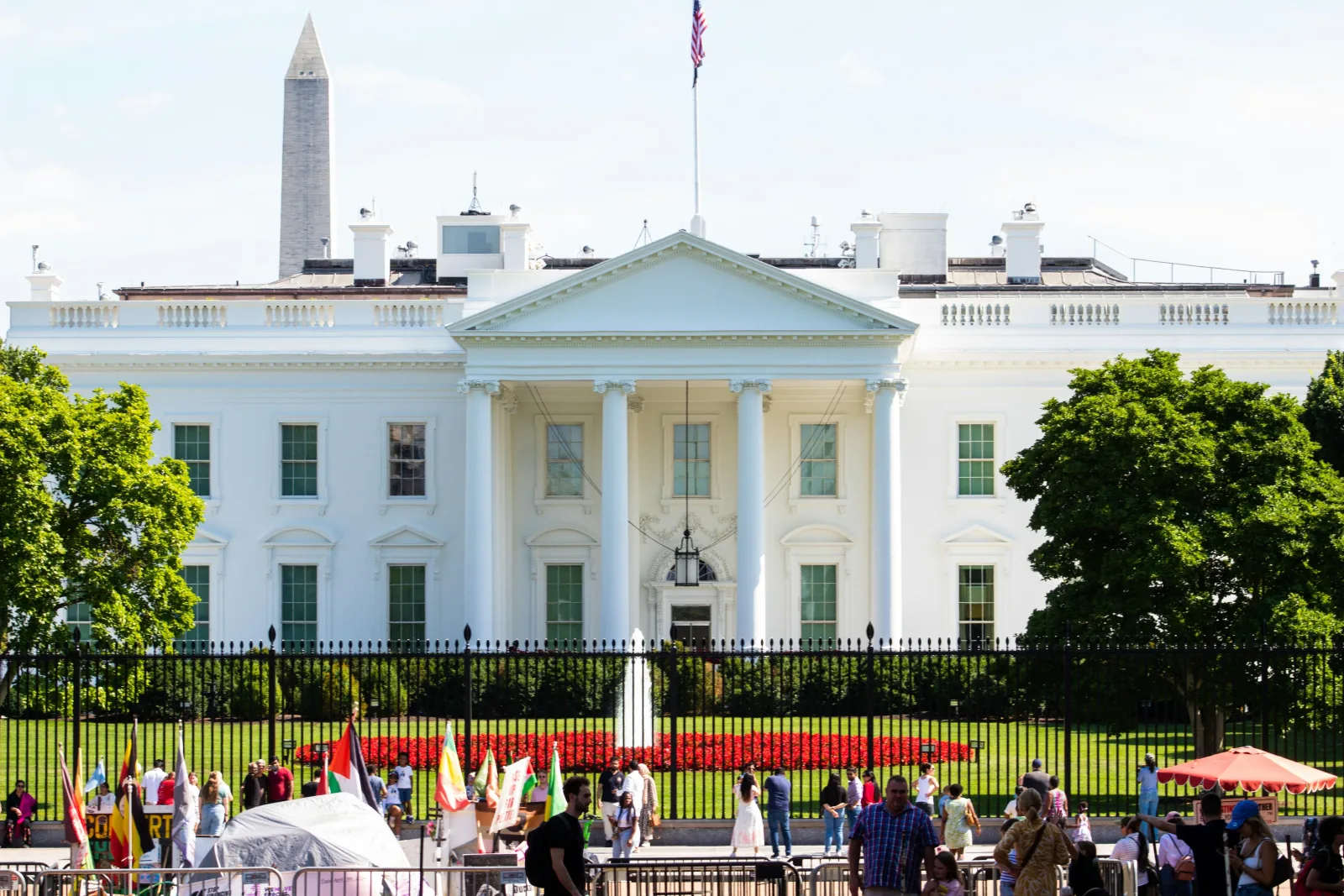 The White House south lawn and fountain