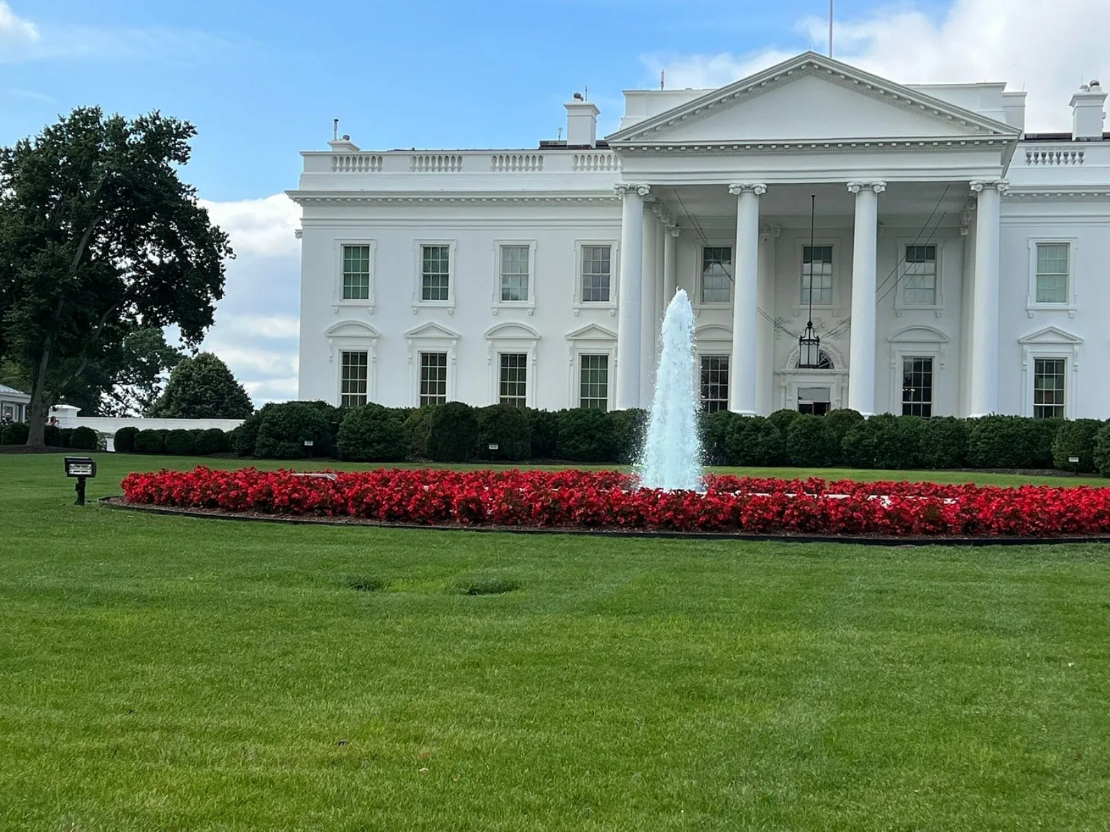 The White House north facade with red flowerbeds